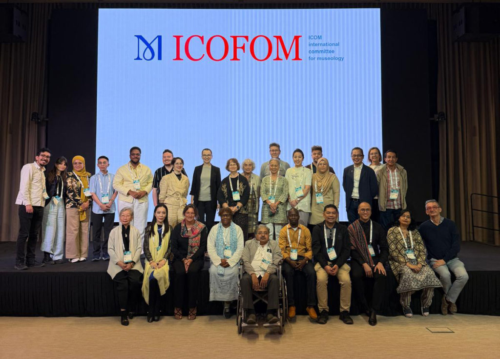 Miembros de ICOFOM en la Conferencia General del ICOM de Dubái 2025. Antigua junta directiva de ICOFOM y nueva junta directiva recién elegida.